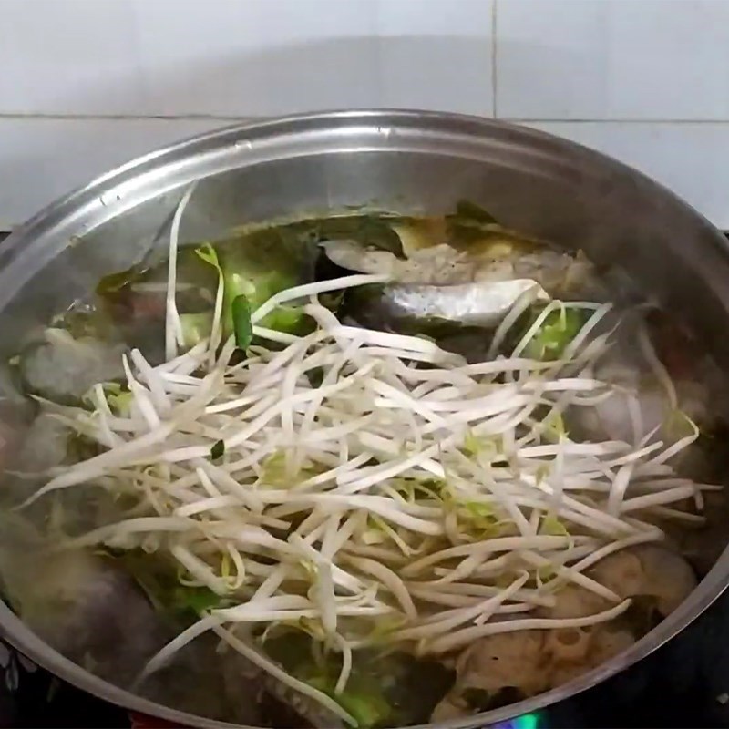 Bước 4 Nấu canh Canh chua lá giang