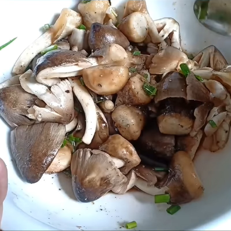 Bước 2 Ướp nấm Nấm rơm kho đậu hũ