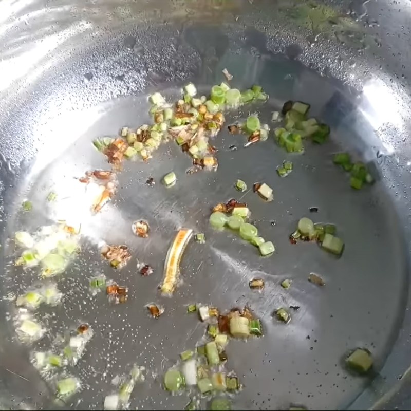 Bước 3 Xào sơ nấm Nấm rơm kho đậu hũ