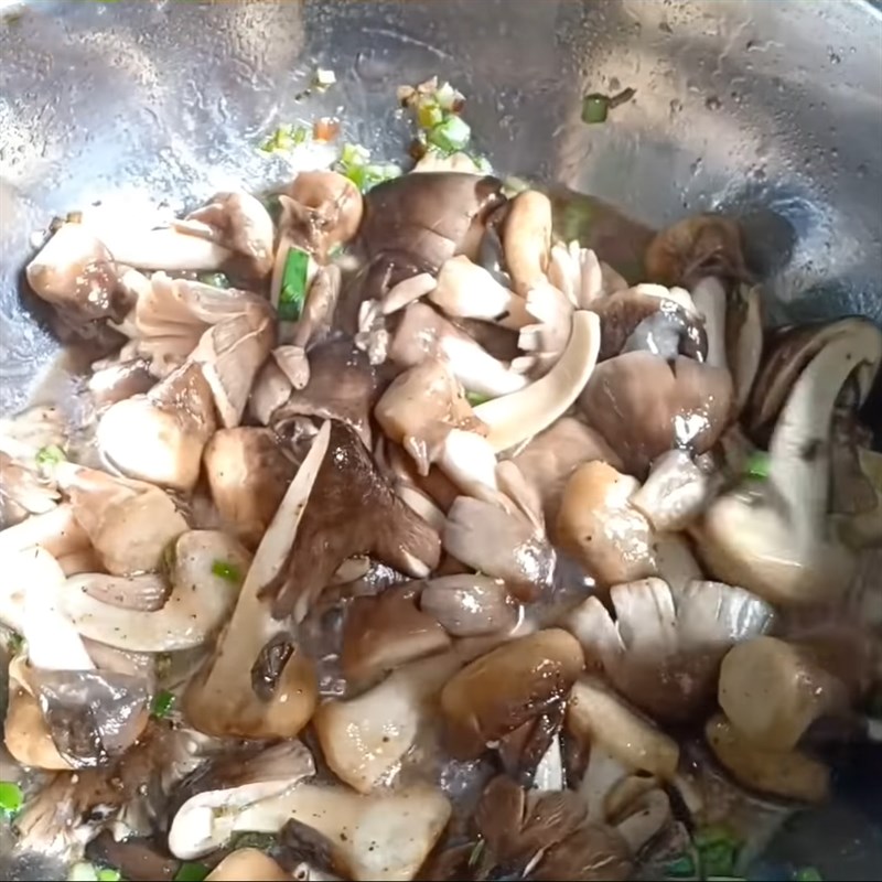 Bước 3 Xào sơ nấm Nấm rơm kho đậu hũ