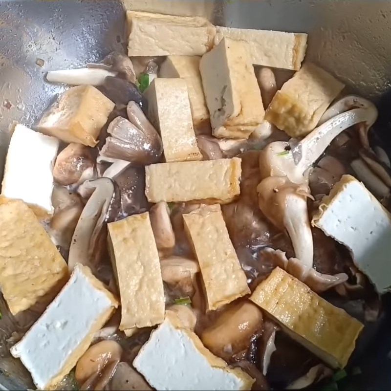 Bước 4 Kho nấm và đậu hũ Nấm rơm kho đậu hũ
