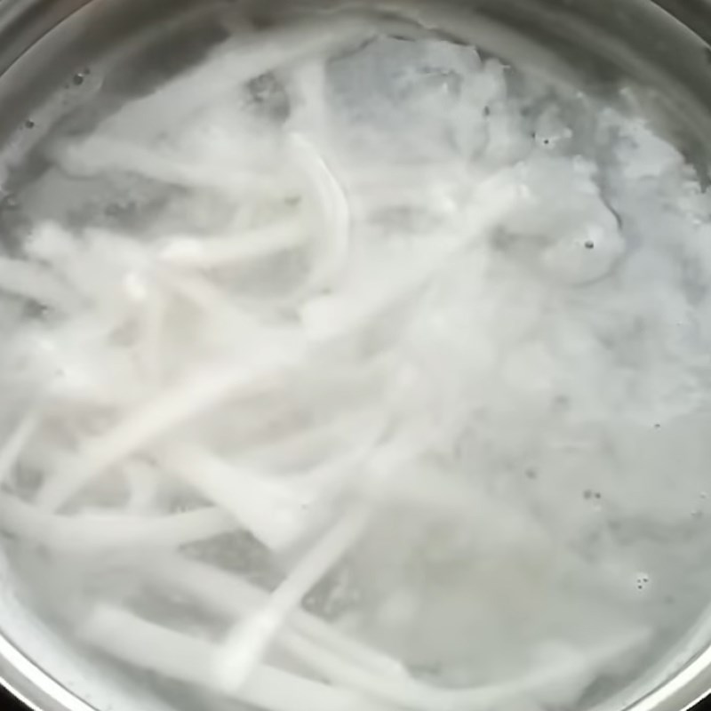 Bước 4 Nấu bánh canh Bánh canh bột xắt thịt gà