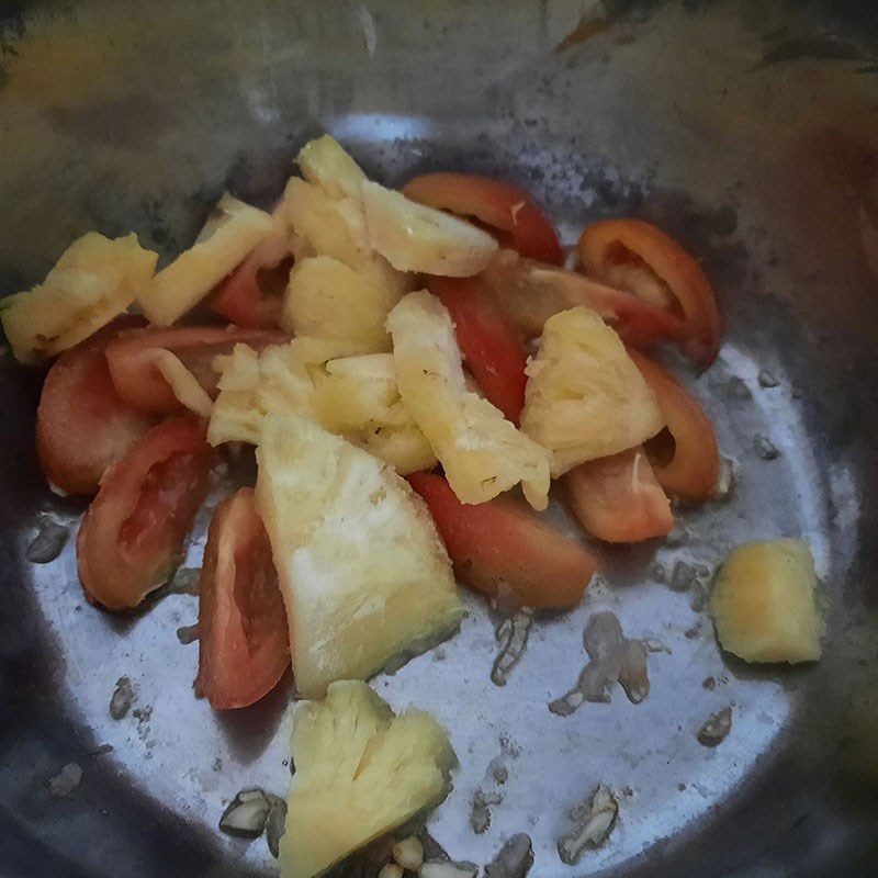 Bước 2 Nấu cà chua với thơm Bún cá mòi hộp chả cá
