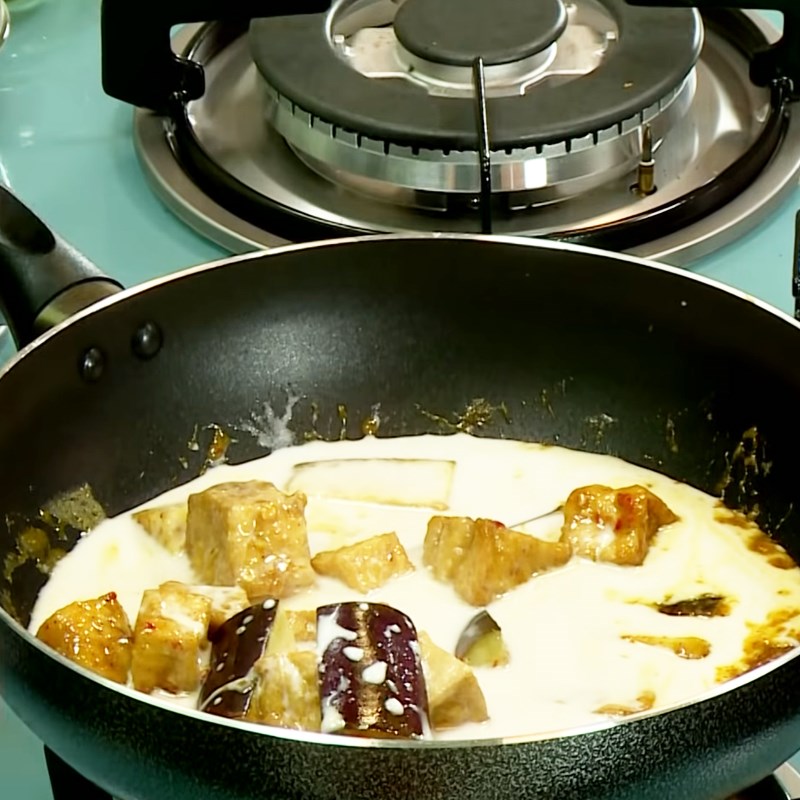 Bước 3 Nấu cà ri Cà ri rau củ chua cay