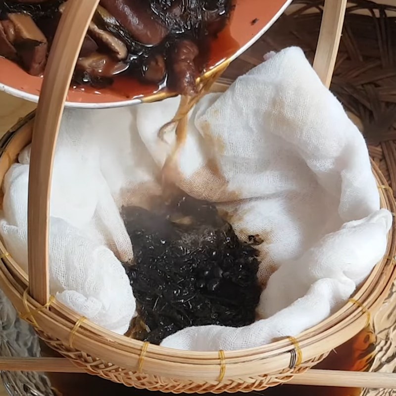 Bước 3 Nấu các nguyên liệu Nước mắm chay từ nấm