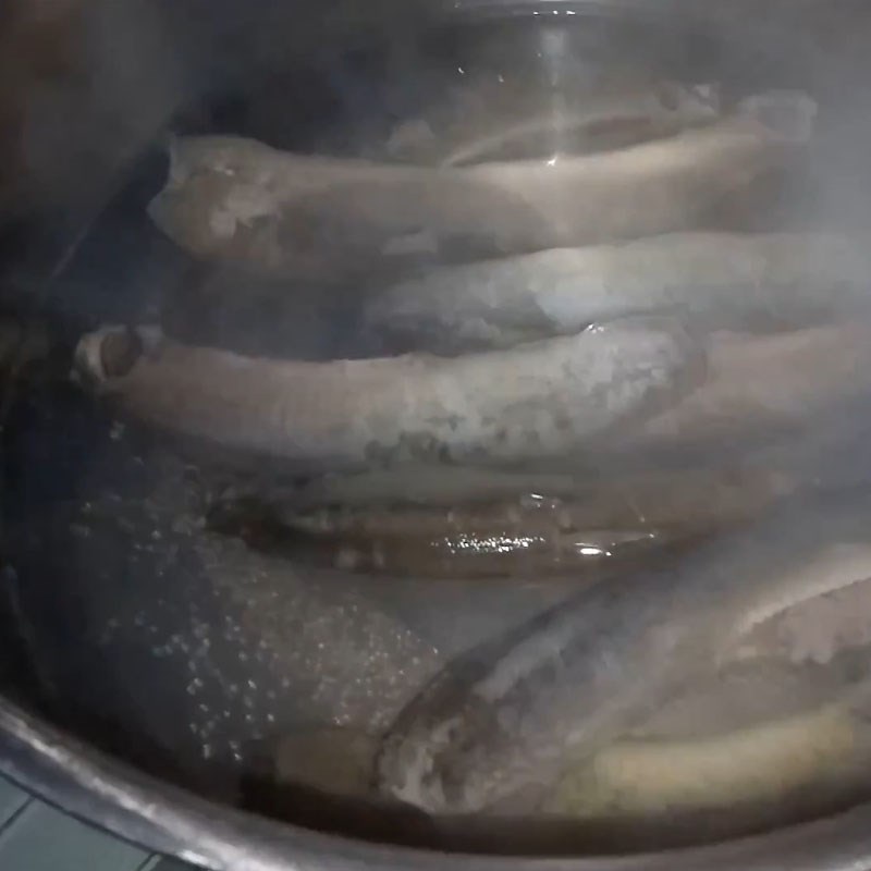 Bước 3 Nấu canh Cá chạch nấu canh chua