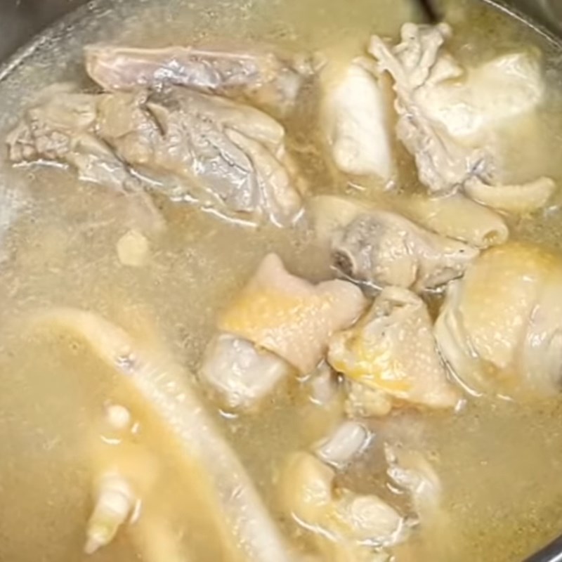 Bước 3 Nấu canh gà Canh gà nấu chua
