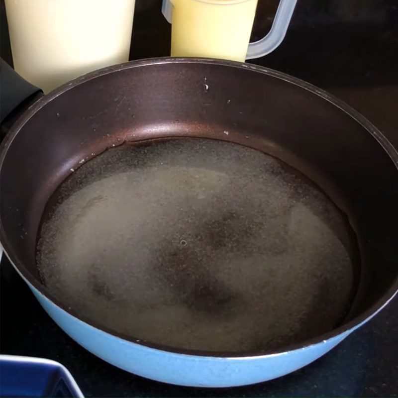 Bước 1 Nấu caramel Bánh flan bằng nồi chiên không dầu