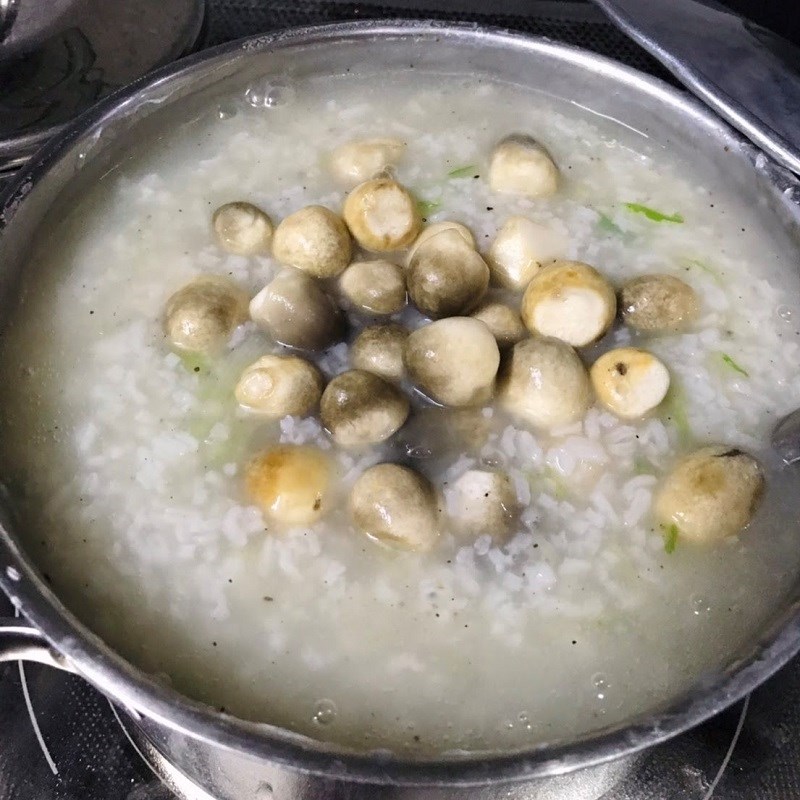 Bước 3 Nấu cháo hàu nấm rơm Cháo hàu nấm rơm