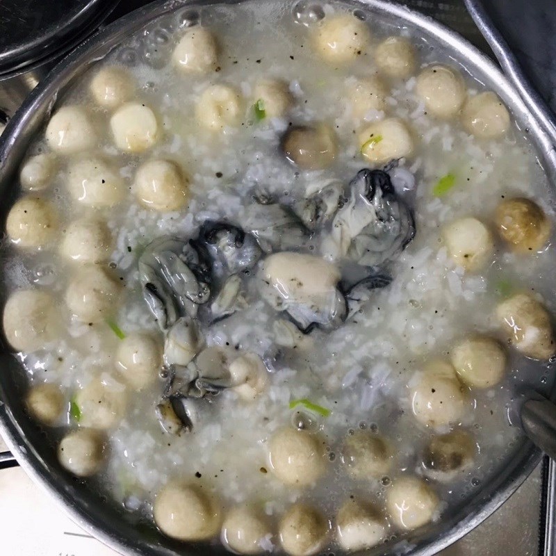 Bước 3 Nấu cháo hàu nấm rơm Cháo hàu nấm rơm