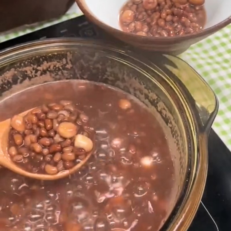 Bước 2 Nấu chè Chè đậu đỏ hạt sen (Công thức được chia sẻ từ Tiktok Cách Nấu Ngon cùng Cách Nấu Ngon)