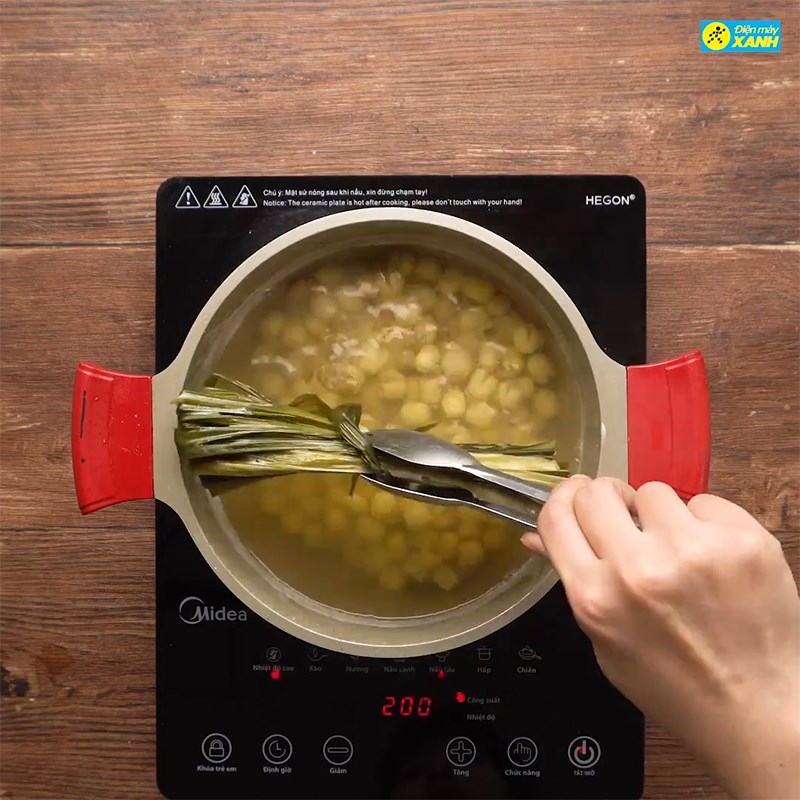 Bước 3 Nấu chè Chè hạt sen thanh long đỏ