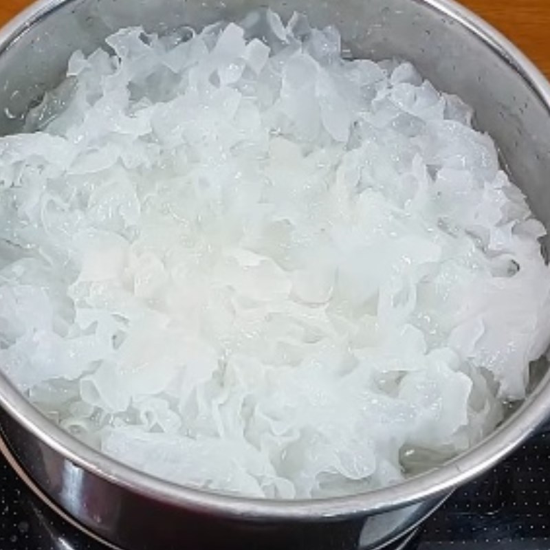 Bước 3 Nấu chè Chè hạt sen nấm tuyết