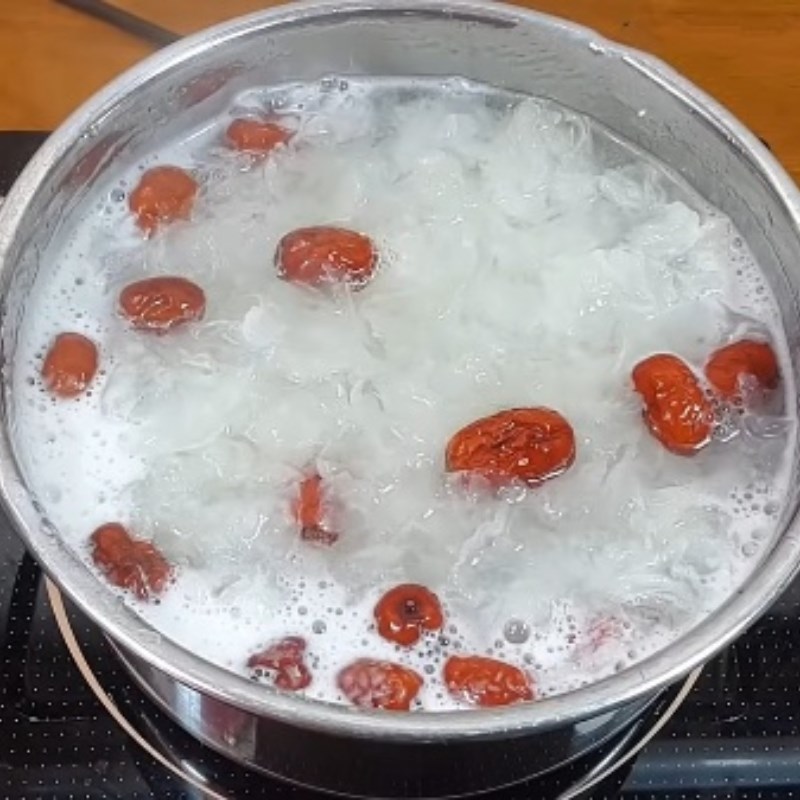 Bước 3 Nấu chè Chè hạt sen nấm tuyết