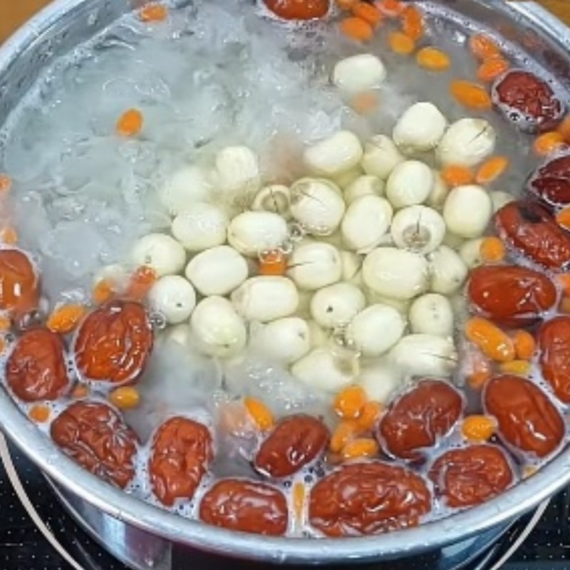 Bước 3 Nấu chè Chè hạt sen nấm tuyết