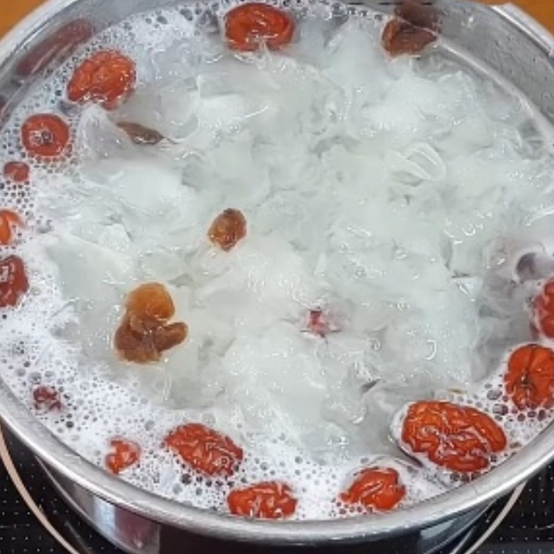 Bước 3 Nấu chè Chè hạt sen nấm tuyết