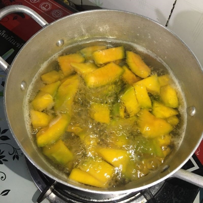 Bước 2 Nấu chè bí đỏ đậu xanh Chè bí đỏ đậu xanh (công thức được chia sẻ từ người dùng)