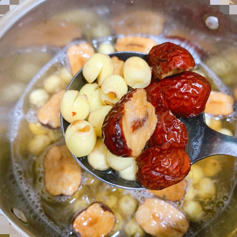 Bước 3 Nấu chè hạt sen Chè hạt sen táo đỏ