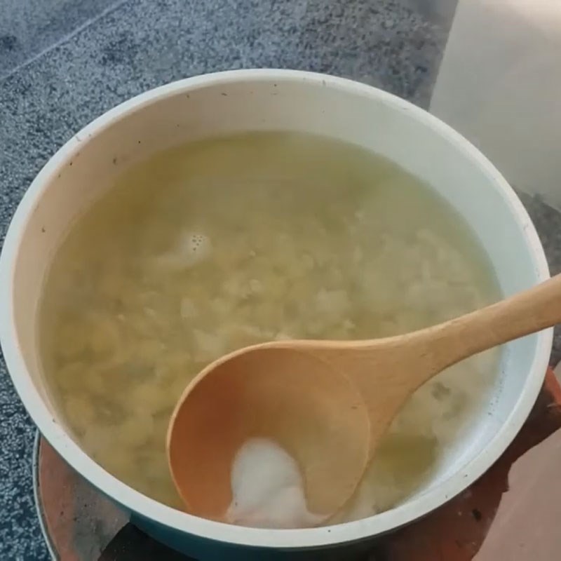 Bước 2 Nấu chè hạt sen Chè mủ trôm hạt sen