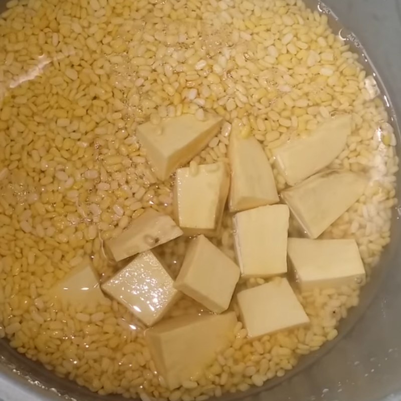 Bước 2 Nấu đậu xanh Chè trôi nước gấc nhân đậu xanh