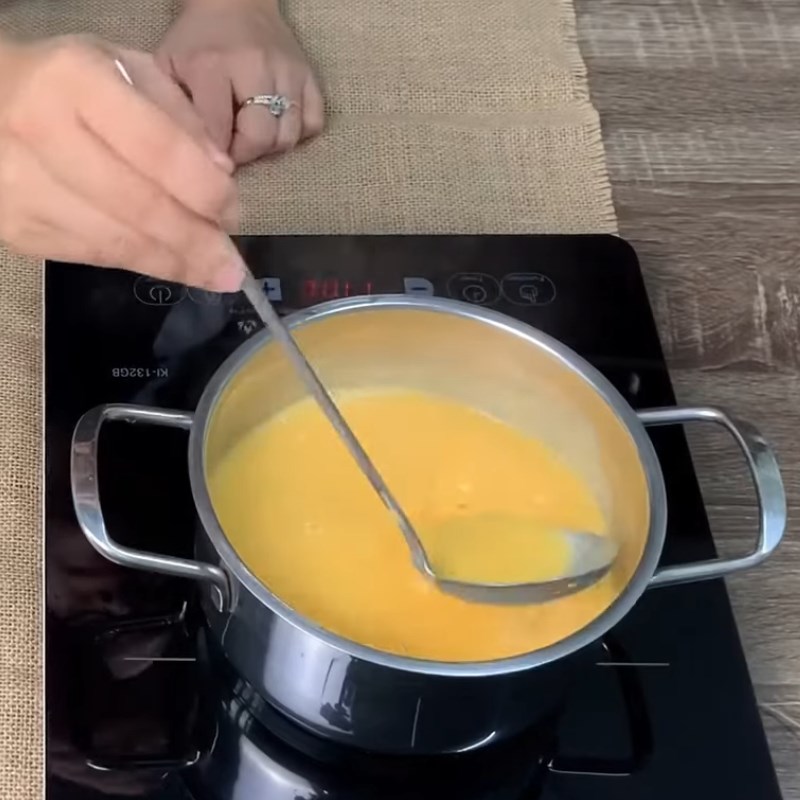 Bước 2 Nấu hỗn hợp pudding Pudding trứng bằng bột pudding