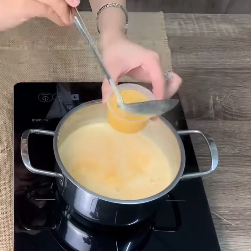 Bước 2 Nấu hỗn hợp pudding Pudding trứng bằng bột pudding