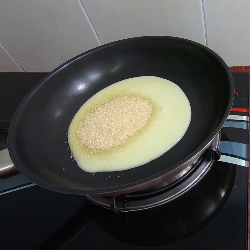 Bước 2 Nấu hỗn hợp sữa Sinh tố cà chua dâu tây