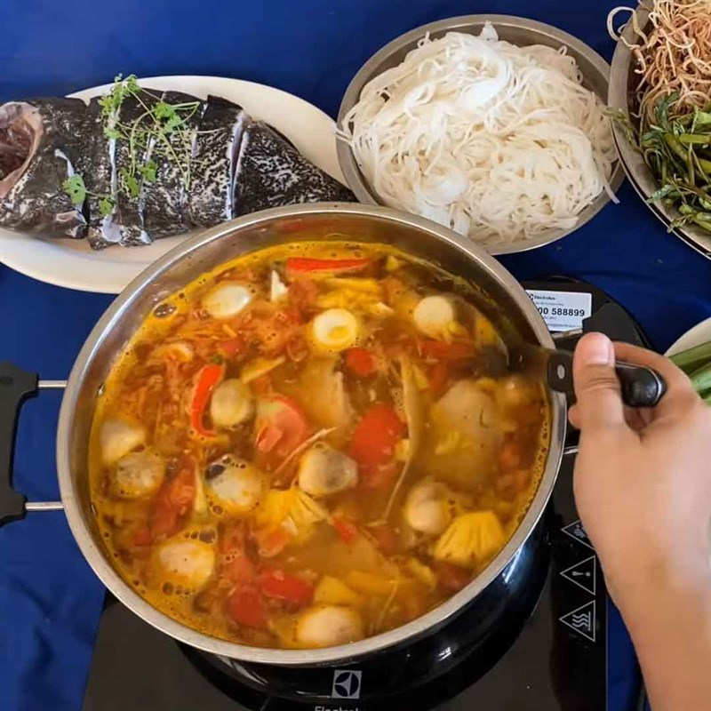 Bước 4 Nấu lẩu Lẩu cá mú măng chua