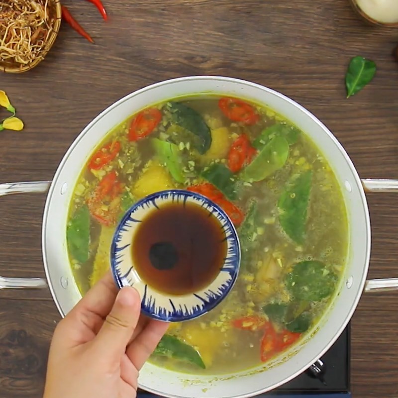 Bước 3 Nấu lẩu Lẩu gà lá chúc chua cay