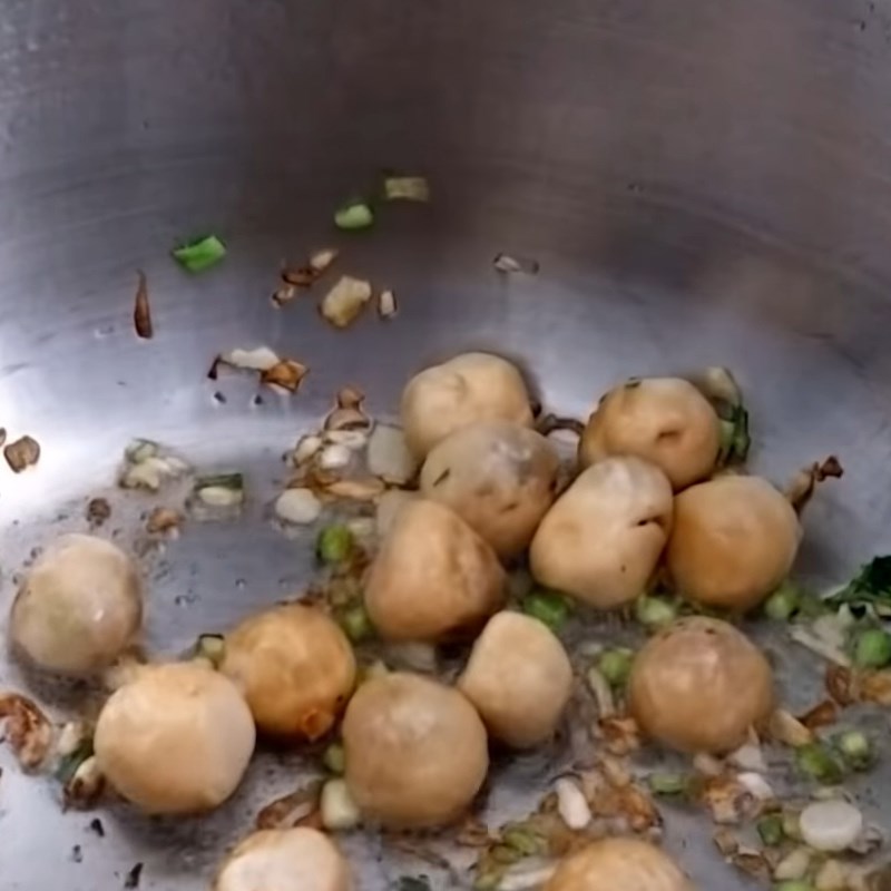 Bước 4 Nấu lẩu Lẩu cá lóc nấu nấm