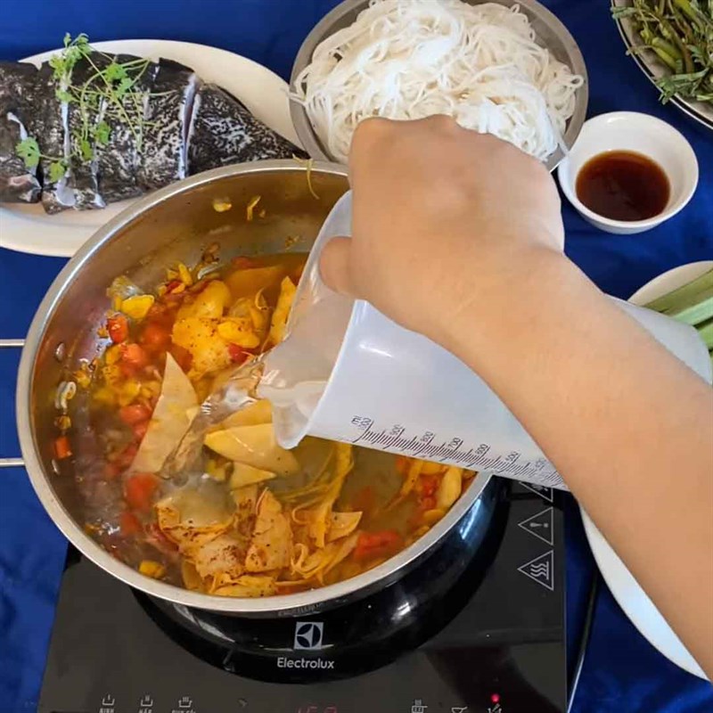Bước 4 Nấu lẩu Lẩu cá mú măng chua