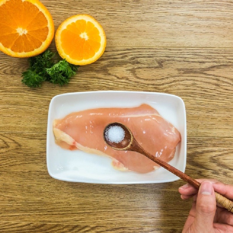 Bước 2 Ướp gà Ức gà nướng phô mai sốt cam cay