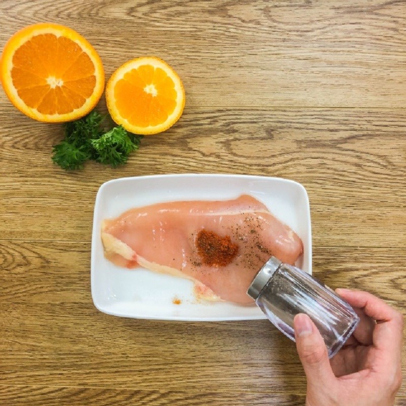 Bước 2 Ướp gà Ức gà nướng phô mai sốt cam cay