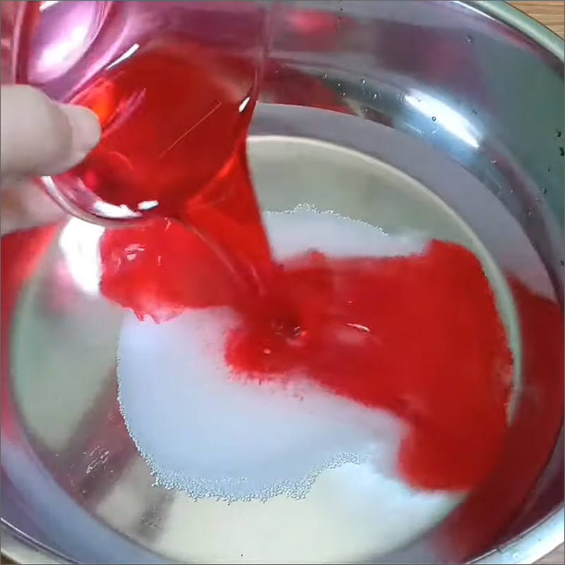 Bước 1 Nấu nóng siro dâu Kem siro dâu
