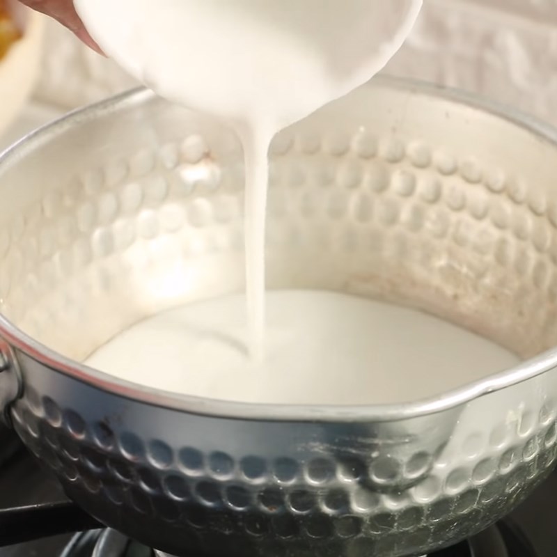 Bước 3 Nấu nước cốt dừa Kem xôi dừa Thái Lan