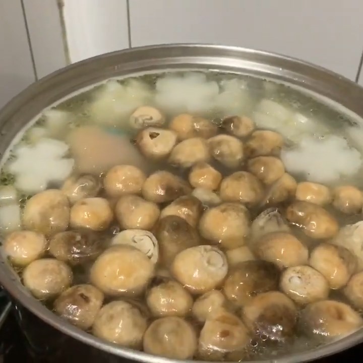 Bước 3 Nấu nước dùng Nui xương heo chân gà
