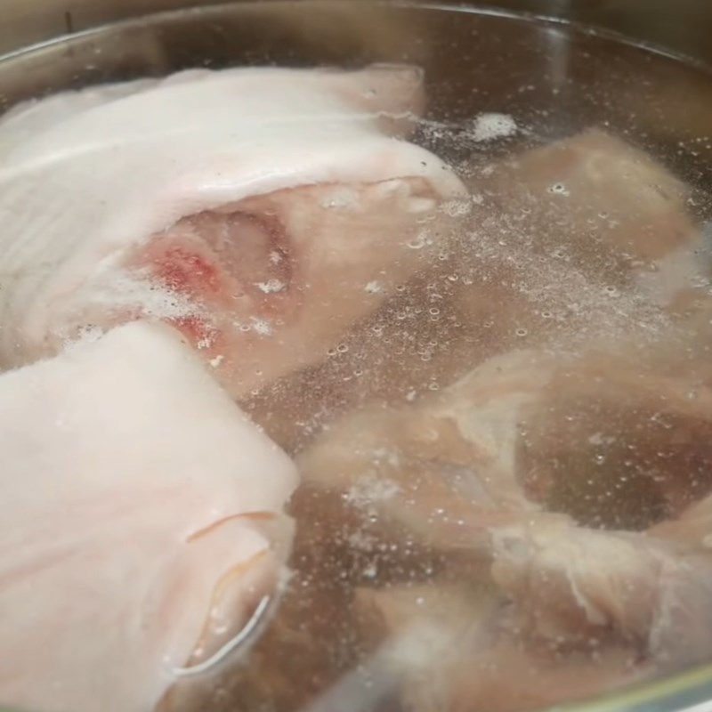 Bước 2 Nấu nước dùng Bún mọc chân giò
