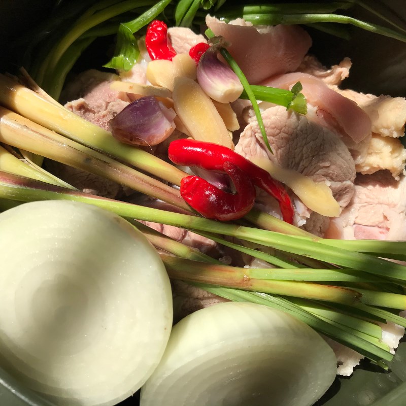 Bước 3 Nấu nước dùng Bún bò giò heo