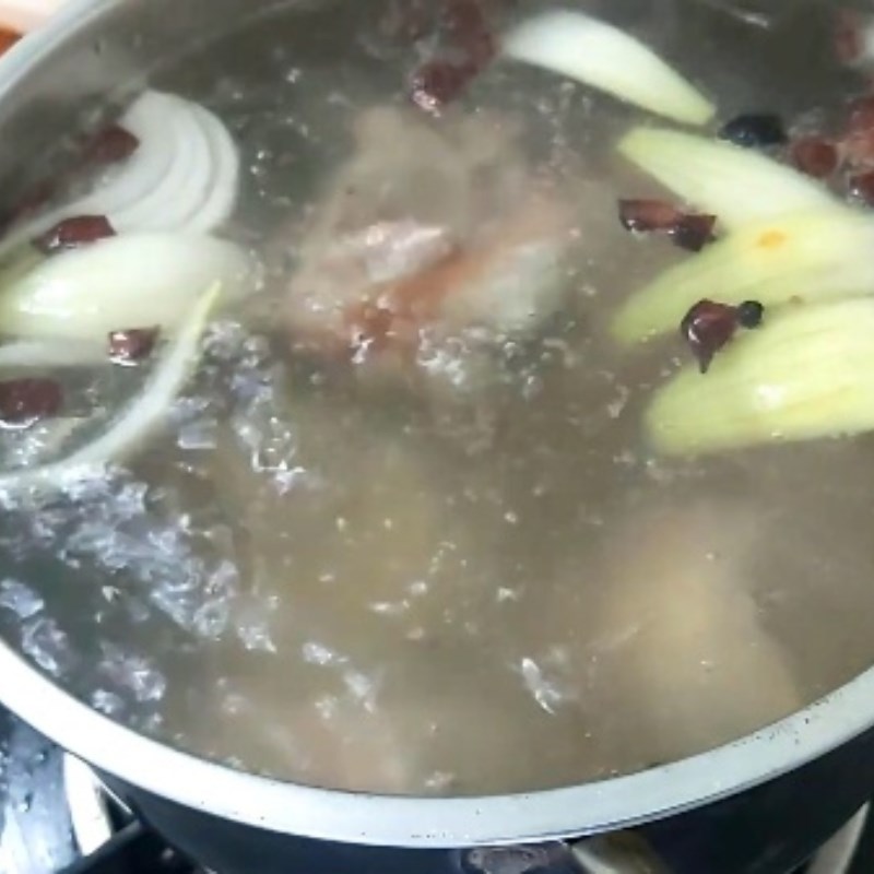 Bước 3 Nấu nước dùng Hủ tiếu giò heo