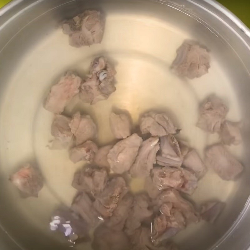 Bước 5 Nấu nước dùng Nui sườn heo rau củ