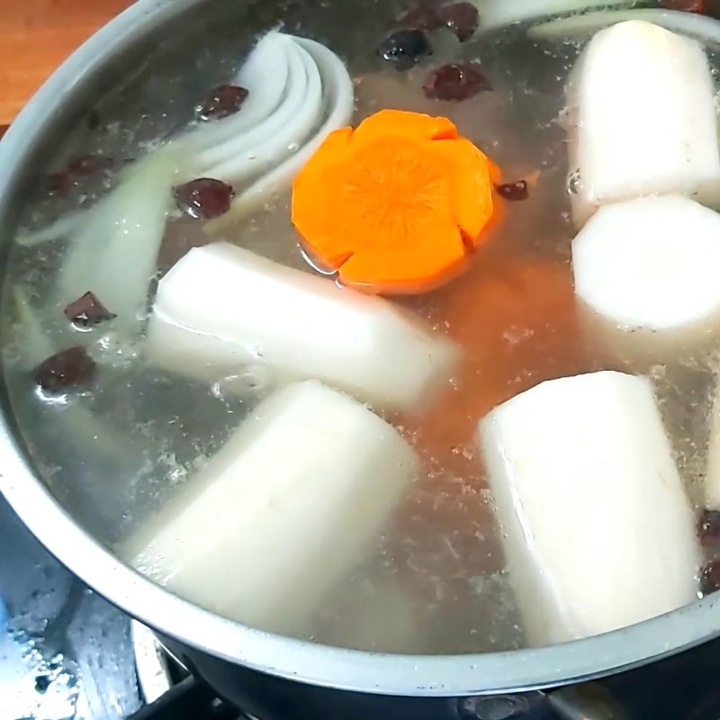 Bước 3 Nấu nước dùng Hủ tiếu giò heo