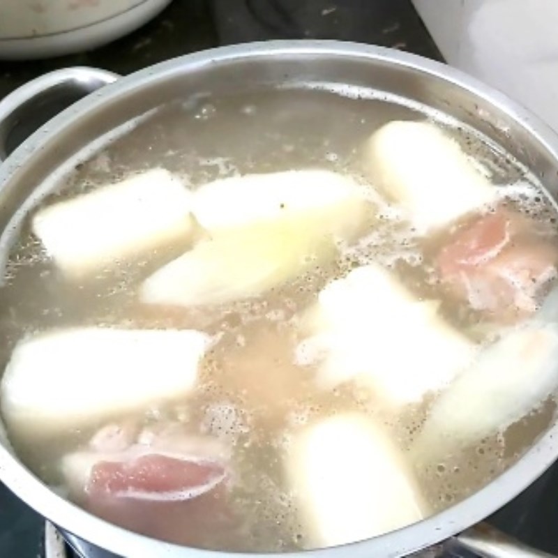 Bước 3 Nấu nước dùng Hủ tiếu giò heo