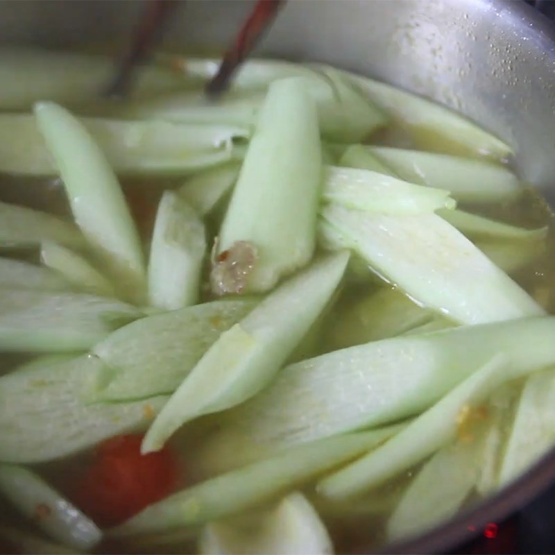 Bước 3 Nấu nước dùng Bún sườn nấu sấu dọc mùng