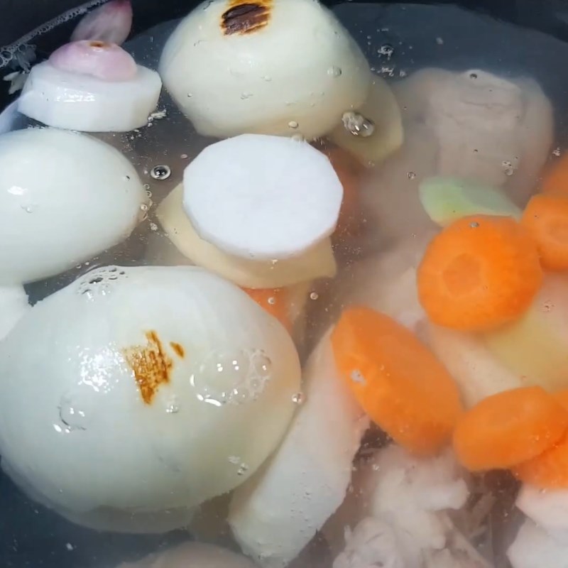 Bước 4 Nấu nước dùng Hủ tiếu giò heo tóp mỡ sa tế