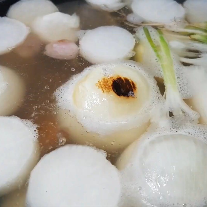 Bước 4 Nấu nước dùng Hủ tiếu giò heo tóp mỡ sa tế