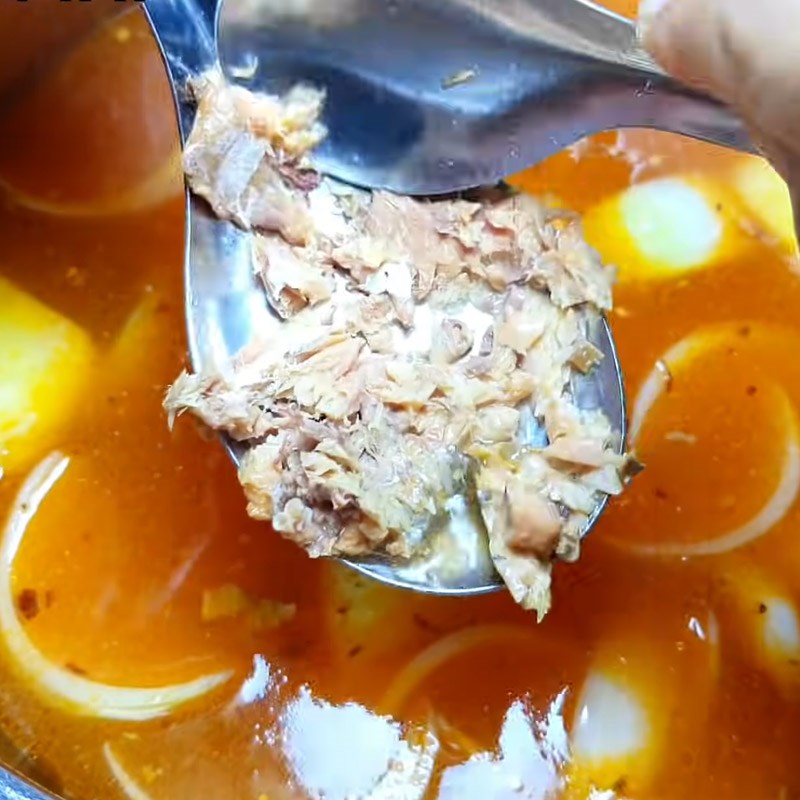 Bước 3 Nấu nước dùng Bún cá mòi hộp