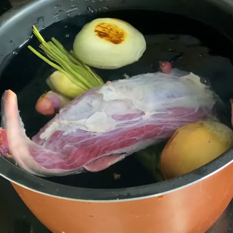 Bước 2 Nấu nước dùng bò Bún bò chả cua