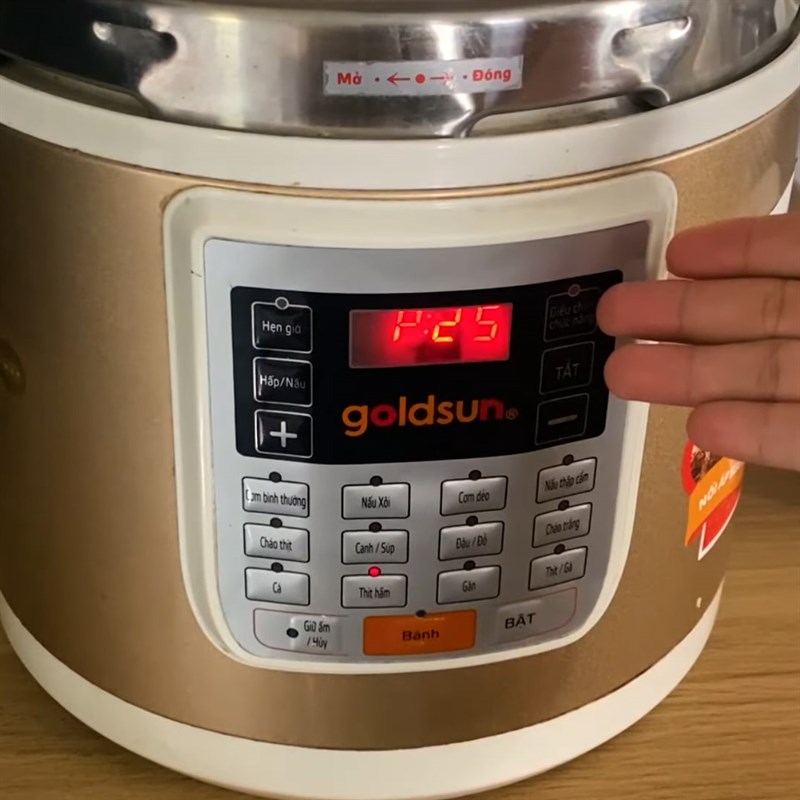 Bước 2 Nấu nước dùng bò Bún bò chả cua