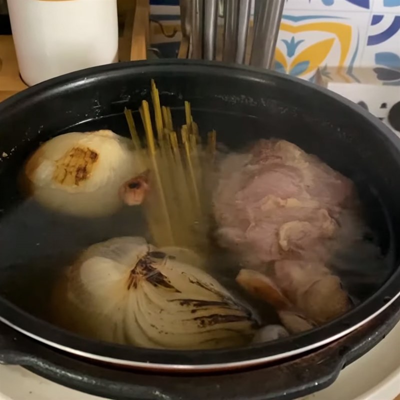 Bước 2 Nấu nước dùng bò Bún bò chả cua