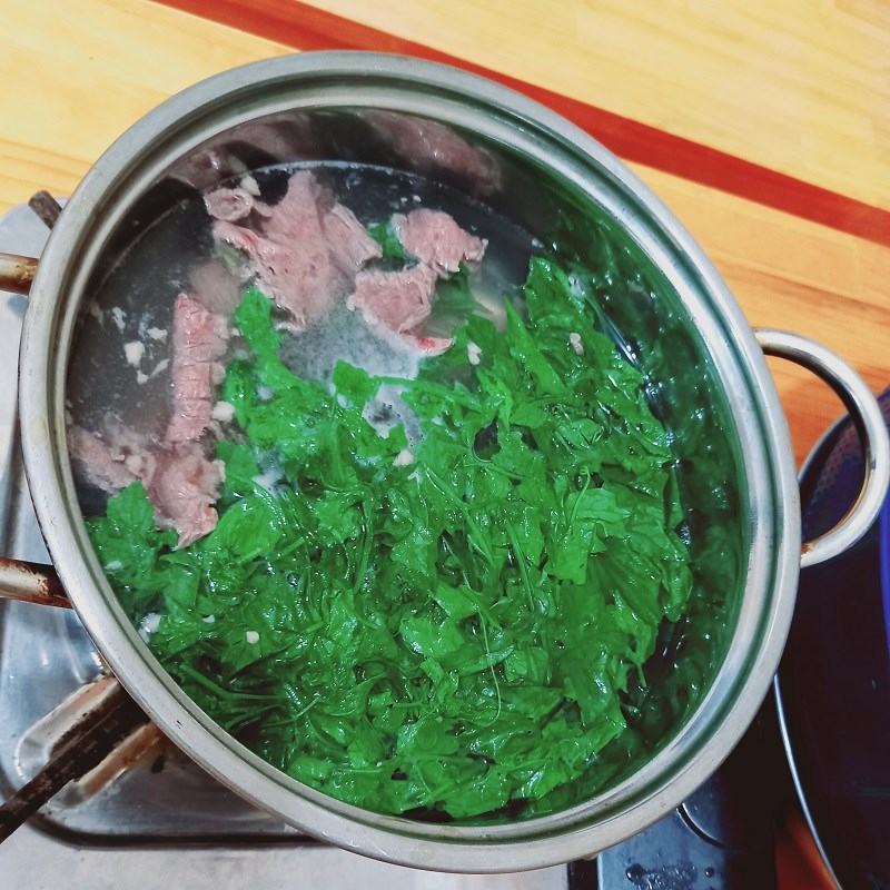 Bước 3 Nấu nước dùng và hoàn thành món ăn Bò nhúng nước dừa lá khổ qua rừng (công thức được chia sẻ từ người dùng)
